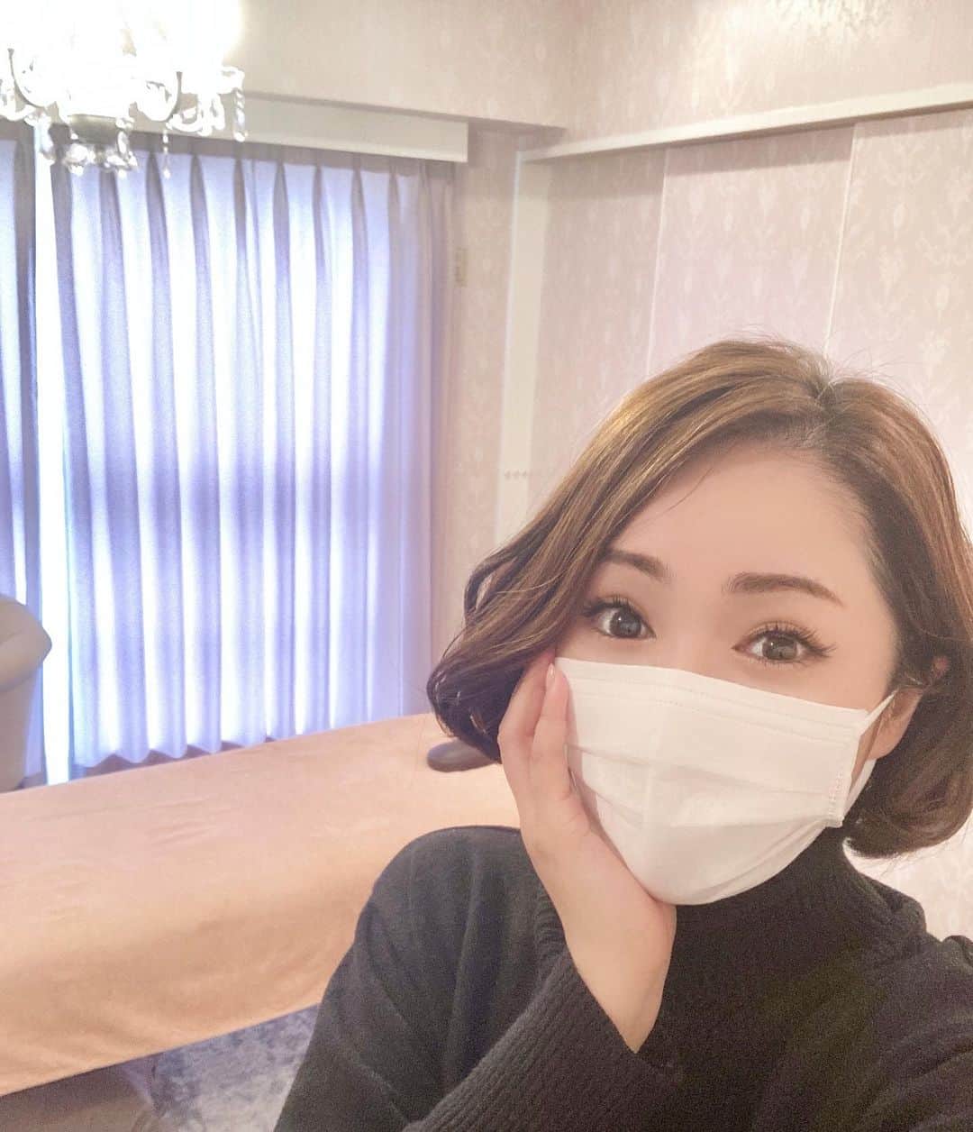 近藤英恵のインスタグラム：「銀座の美容整体、コアのミ　@corenomi1111さんへ✨  丁寧なカウンセリングのあと、グイグイもポキポキもないソフトタッチなのに、体の可動域に短時間で違いが出たのはとっても不思議な感覚でした〜🤭✨  PR @corenomi1111 #コアのミ #銀座整体 #美容整体 #骨格矯正 #ダイエットサロン」