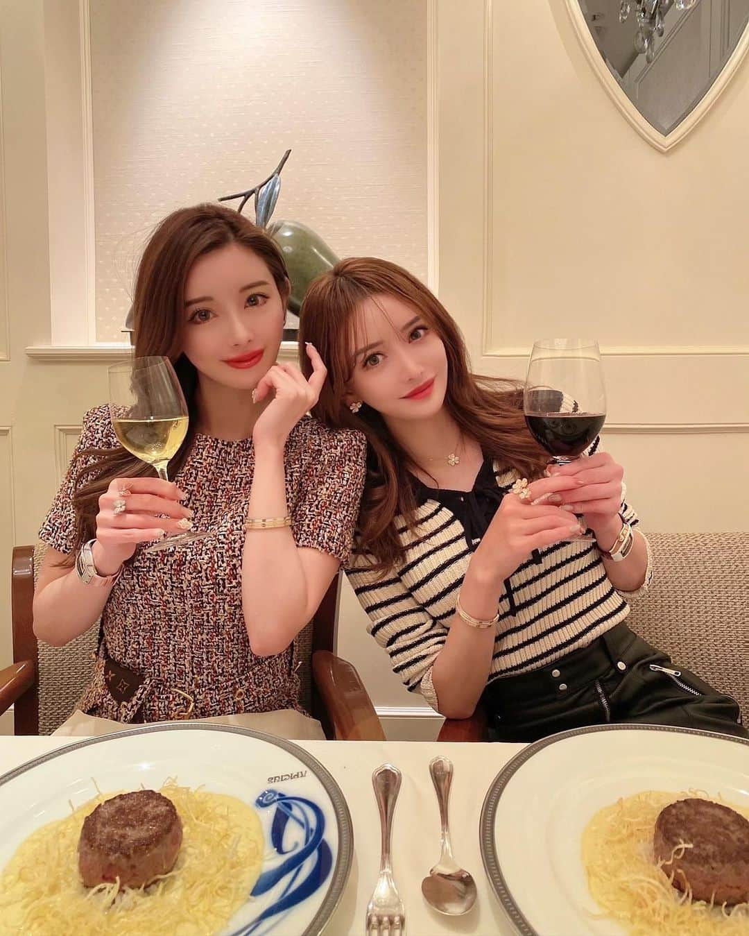 伊東亜梨沙さんのインスタグラム写真 - (伊東亜梨沙Instagram)「親愛なるもも様と新年会🍷✨ 大好きなアピシウスで🤝 今年も沢山よろしくねっ🍑 . . #アピシウス #apicius #新年会 #女子会 #フレンチ #フレンチレストラン」1月19日 20時12分 - arisa__917m