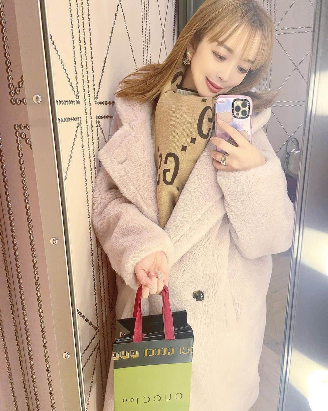 のインスタグラム：「大切なお母さんに…❤️ ⁡ ⁡ 今日のお母さんの誕生日に、 ご飯のおもてなしと、 GUCCIでプレゼント🎁を… ⁡ ⁡ 節目の年なので、記念になるようにお財布にしました💕 ⁡ 去年の誕生日もお財布にしたけど、GUCCIほど良いものではなく☻ ⁡ プレゼント渡して、開封してるところ動画撮ってたんだけど、 お母さん泣いちゃってそれにもらい泣きして変なところ押しちゃったのか、動画がフリーズしちゃって、 めちゃ良いシーン が消えてしまったのですが、、、  写真は二人して泣いて鼻が赤っぽいですw ⁡ ⁡ いやー、しかし、本当今年は私が沢山のお仕事ができたのも母親のおかげなので… ⁡ 女で一つで育ててきてくれて全然贅沢しないで本当に自分にはお金をかけず育ててきてくれたから、 これからは身の回りのものは私が色々買ってあげたい気持ちでいるし、 海外旅行とか行けるようになったら連れて行ってあげたいし、 どんどん親孝行したいと思ってます、というかします‼️👍 ⁡ だからお仕事もっともっと頑張るんだ^ ^✨✨ ⁡ ⁡ ⁡ お母さんが今日という日に産まれてくれて私をうんでくれたから、 最高な人生を歩ませてくれて、娘という宝物に出会えてるわけで、、、❤️ ⁡ ⁡ みんなでHappyに過ごせるように、みんなを幸せにできるように頑張る💪‼️もっともっと！^ ^ ⁡ ⁡ ⁡ 本当可愛いし、天然だし、ピュアな性格だし、 お母さんがお母さんで本当よかったって心から思ってる^ ^ ⁡ ⁡ ⁡ だからお母さんにRumiが娘でよかったー❤️って思ってもらえるようにするんだ！！(♡˙︶˙♡) ⁡ ⁡ ⁡ いっぱい迷惑かけてきちゃったからこれからはたくさんたくさん親孝行するの‼️♡ ⁡ ⁡ マミー、いつもいつも 本当ありがとうございます！！✨✨ ⁡ ⁡ だーーーいすき💋」