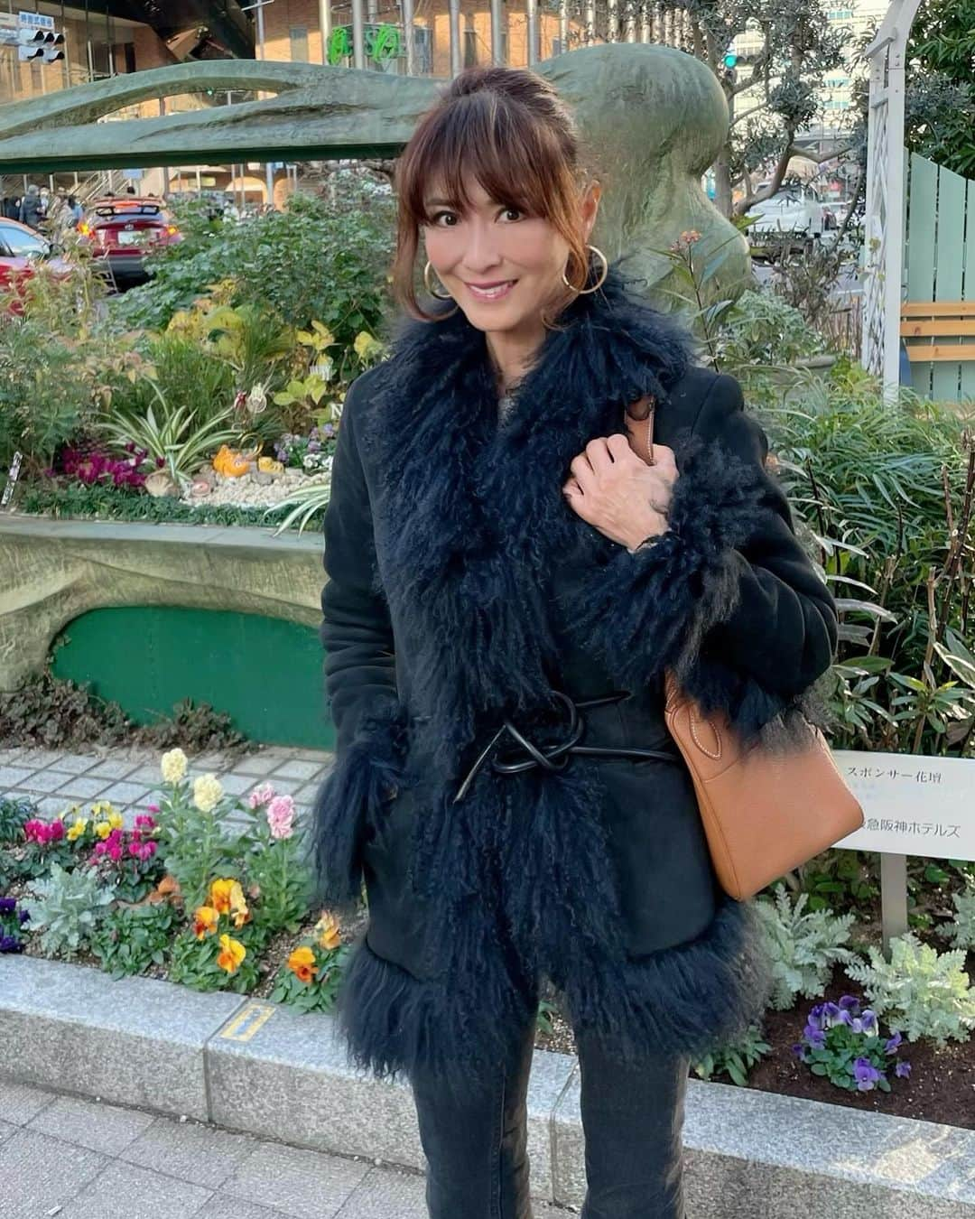 山田佳子さんのインスタグラム写真 - (山田佳子Instagram)「今日も寒い1日☃️😂 だけど、冬のピンと張り詰めた冷たい空気は身も心も引き締まって心地よく感じます🥰🙌 ⁡ #寒い1日 #張り詰めた #冷たい空気 #心地いい #ムートンコート  #冬のコーデ  #防寒 #1月19日」1月19日 20時18分 - yoshiko117