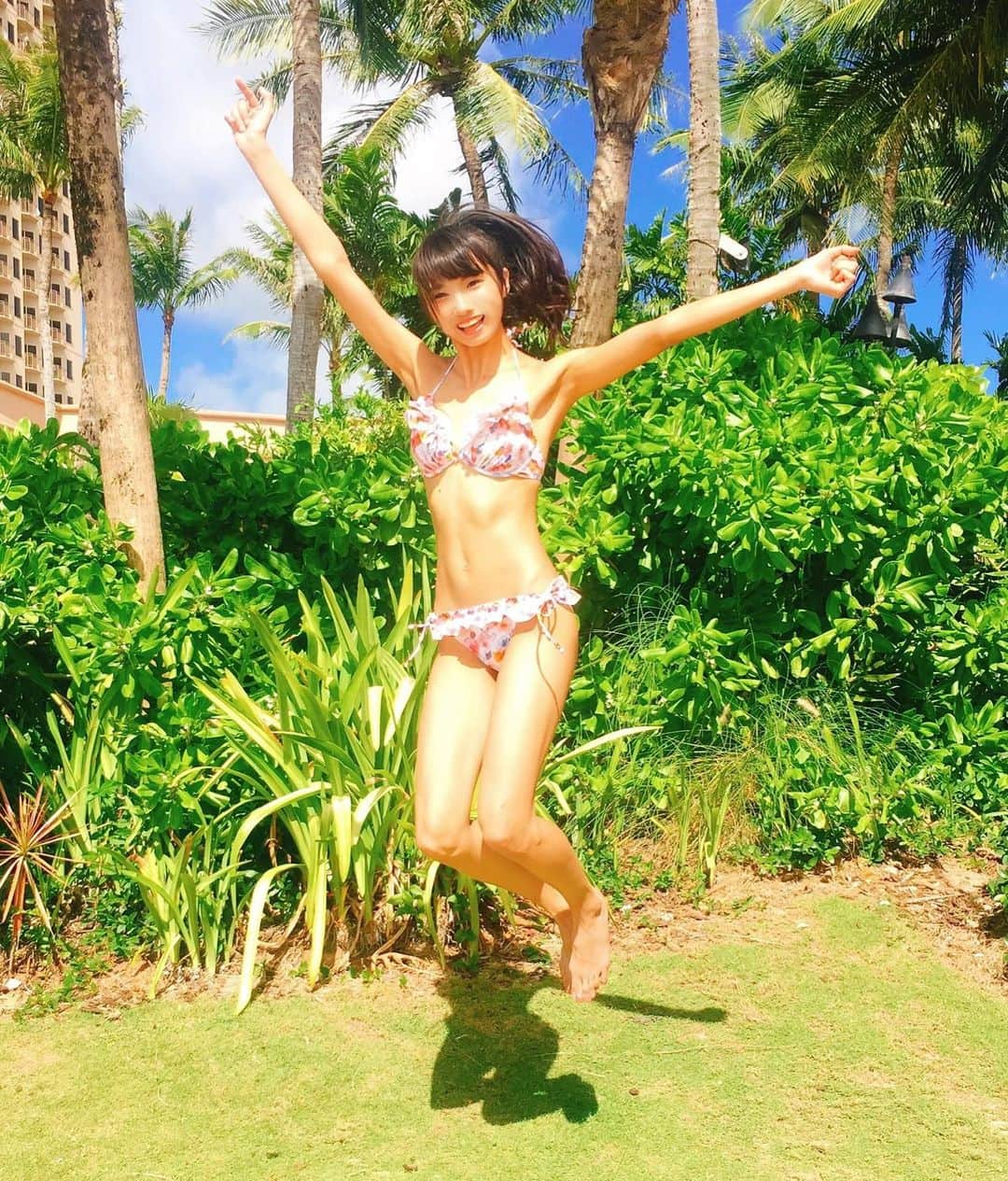 のインスタグラム：「じゃんぷ！！ #グアム  #くびれ  #腹筋  #ウエスト  #足フェチ  #脚フェチ  #脚長  #美脚  #美脚女子  #バカンス  #海  #海外  #水着  #ビキニ  #水着女子  #黒髪  #黒髪ミディアム  #ポニーテール  #ポニーテール女子  #ポニテ」