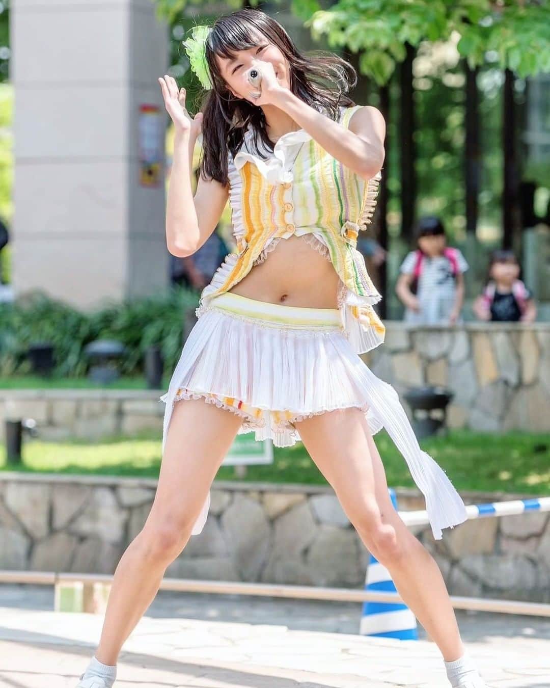 のインスタグラム：「昔のほうが多少むちっとしてる気がする  #美脚  #陸上部女子  #脚フェチ 足フェチ  #野外  #リリイベ  #黒髪  #黒髪ミディアム  #へそ出し  #おへそ  #くびれ  #昔の写真  #idol」