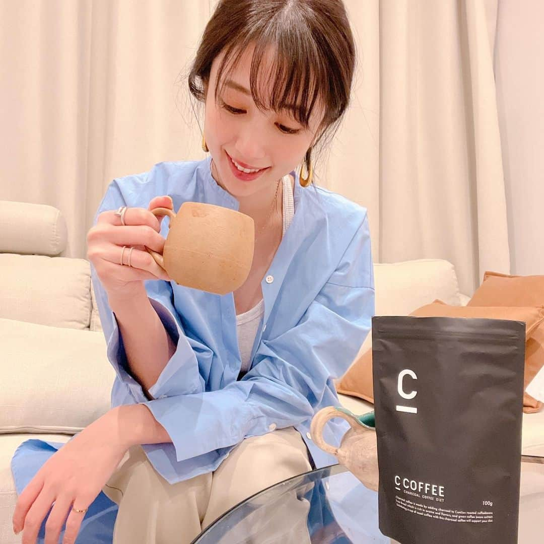 広瀬未花さんのインスタグラム写真 - (広瀬未花Instagram)「コーヒーが大好きで 一日3杯くらいは飲むのですが、 せっかく飲むなら身体に良いものを と...  最近飲んでるのが、 チャコールコーヒー☕️ @c_coffee_official   ブラジル産コーヒーパウダーに、 国産の炭、MCTオイル、ビタミンDなどの美容にも欠かせない栄養素が含まれているチャコールコーヒー。  粉末状なのでお湯やお水に溶かすだけでOK♪  炭特有の苦みなどもなく、とっても飲みやすくて美味しい！ 毎日のコーヒーをこのコーヒーに置き換えるだけで、美容をサポートしてくれるなんて最高♡  豆乳で割っても美味しいし、 色々とアレンジできそう！  タオタオも興味深々です🐶🐾  #CCOFFEE #PR #シーコーヒー #チャコールクレンズ #チャコールコーヒー」1月19日 20時28分 - micahirose