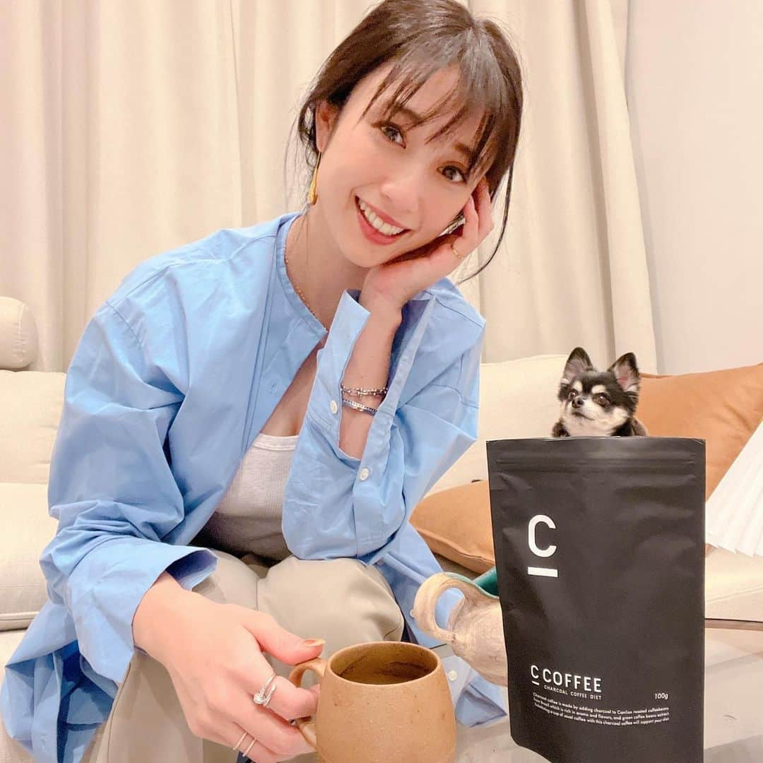 広瀬未花さんのインスタグラム写真 - (広瀬未花Instagram)「コーヒーが大好きで 一日3杯くらいは飲むのですが、 せっかく飲むなら身体に良いものを と...  最近飲んでるのが、 チャコールコーヒー☕️ @c_coffee_official   ブラジル産コーヒーパウダーに、 国産の炭、MCTオイル、ビタミンDなどの美容にも欠かせない栄養素が含まれているチャコールコーヒー。  粉末状なのでお湯やお水に溶かすだけでOK♪  炭特有の苦みなどもなく、とっても飲みやすくて美味しい！ 毎日のコーヒーをこのコーヒーに置き換えるだけで、美容をサポートしてくれるなんて最高♡  豆乳で割っても美味しいし、 色々とアレンジできそう！  タオタオも興味深々です🐶🐾  #CCOFFEE #PR #シーコーヒー #チャコールクレンズ #チャコールコーヒー」1月19日 20時28分 - micahirose