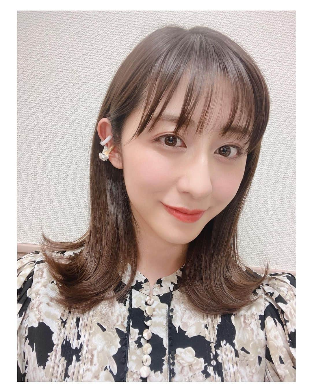 斎藤ちはるさんのインスタグラム写真 - (斎藤ちはるInstagram)「スタイリストさんにいただいたイヤカフが可愛かったので📸 . この日の服にも合ってますね☺️ . . #イヤカフ #イヤリング #アクセサリー #大好き なんですよね #スタイリスト さん #さすが #おしゃれ #可愛い #嬉しい ☺️ . . #斎藤ちはる#テレビ朝日アナウンサー#テレビ朝日#テレ朝#アナウンサー#アクセサリー好き#クリスマス#プレゼント#時差投稿#いただきもの#うれしい#イヤーカフ#イヤーカフ重ねづけ#イヤカフ重ねづけ#重ねづけ#リンク#リンクコーデ#私服」1月19日 20時39分 - chiharu_saito_ex