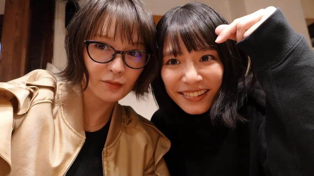 生越千晴のインスタグラム：「우리 언니  いつぞやの大好きかんじー。 一緒に舞台した時私の眉毛をきれいに整えてくれたかんじー。 今でもその眉毛保ってるよ。 太陽みたいなかんじー。 演劇、観にきてくれてありがとう。会えなかったけどまた会える日まで頑張る！ @shihori_kanjiya  #貫地谷しほり  #顔だけ先生 最高だったなぁ。サランへかんじー。  #モダンスイマーズ #だからビリーは東京で」