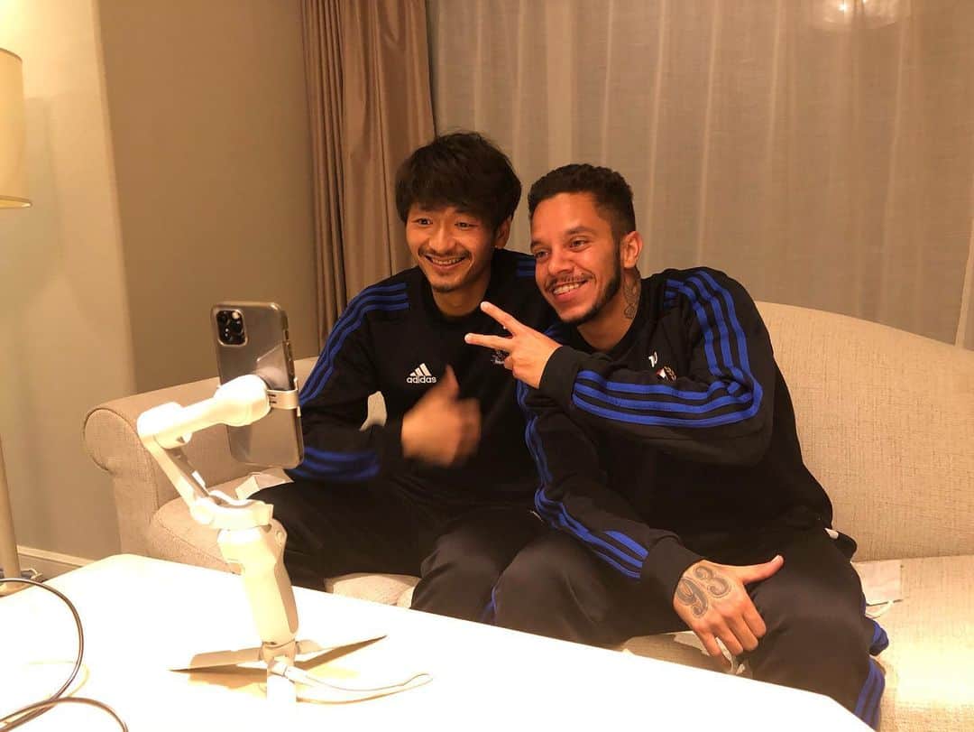 栗原勇蔵のインスタグラム：「今日のhappy birthday配信は、實藤とマルコスでした！  おめでとう🎊」