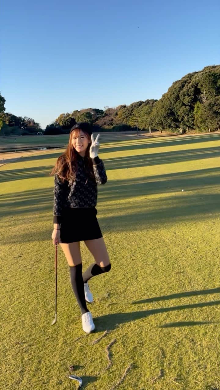 のインスタグラム：「⛳️⛳️⛳️  ドライバーだけ得意→アイアン猛練習→アイアンめちゃんこ良くなる→ドライバーイップス→ドライバー猛練習→アイアン打ち方がわからなくなる→アイアンの構え方すらわからなくなる←今ここ  時たま出てくるアイアンのスイングが自信なさすぎて見てて面白い🤣❤️  ⛳️⛳️⛳️」