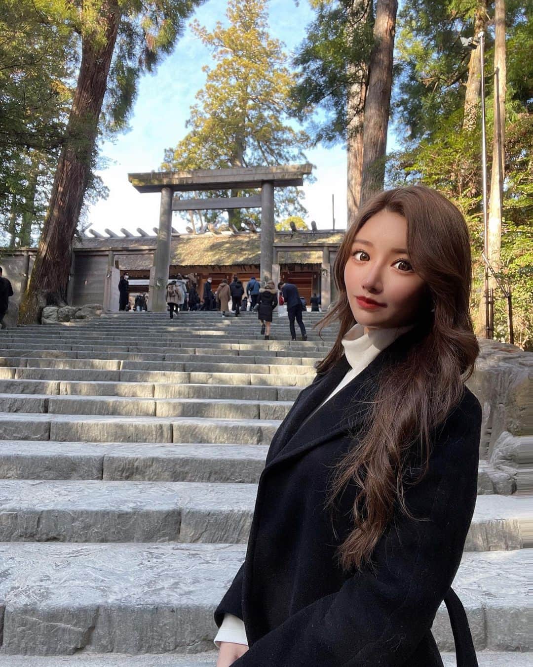 のインスタグラム：「初めての伊勢神宮⛩ 朝の木漏れ日が とても気持ちよかった🍃  #伊勢神宮 #三重#伊勢  #神宮 #パワースポット  #神社#祇園キャバクラ」