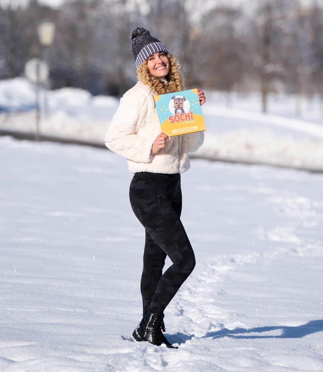 リンゼイ・ジャコベリスのインスタグラム：「The support I have received so far from this book release has been incredible!  I loved creating this story from the dog’s perspective, and having @leahreneepeterson and @lesliesademan bring it to life with their incredible images 🐶. Get your copy now on Amazon, or use the link in my bio. First editions are already running low!」
