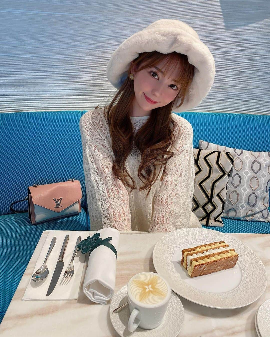 堀尾実咲さんのインスタグラム写真 - (堀尾実咲Instagram)「@lecafev ☕️💙 お店ごと可愛かった😍  hat ▷ @eimyistoire_official  one-piece ▷ @mercuryduo_com  shoes ▷ @re_rz   #louisvitton #lecafev #ginza #ginzacafe #whitecode #eimyistoire #mercuryduo #ルイヴィトン #ルイヴィトンカフェ #ルイヴィトンカフェ銀座 #銀座カフェ #銀座カフェ巡り #銀座ランチ #コラボカフェ #おしゃれカフェ」1月19日 21時51分 - misaki.horio