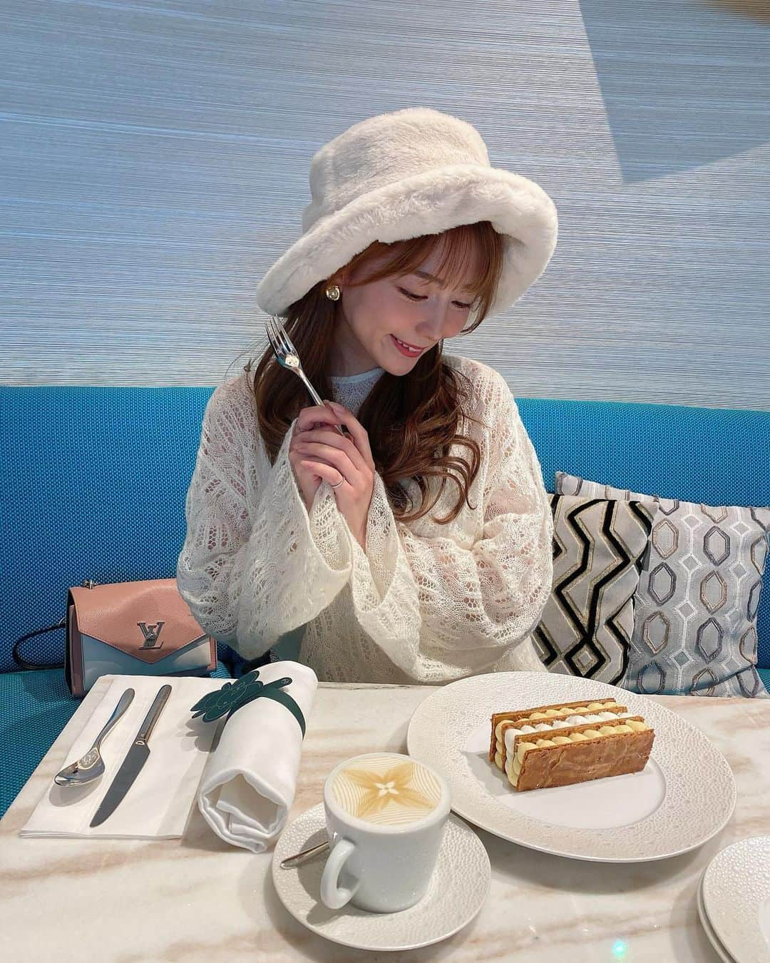 堀尾実咲さんのインスタグラム写真 - (堀尾実咲Instagram)「@lecafev ☕️💙 お店ごと可愛かった😍  hat ▷ @eimyistoire_official  one-piece ▷ @mercuryduo_com  shoes ▷ @re_rz   #louisvitton #lecafev #ginza #ginzacafe #whitecode #eimyistoire #mercuryduo #ルイヴィトン #ルイヴィトンカフェ #ルイヴィトンカフェ銀座 #銀座カフェ #銀座カフェ巡り #銀座ランチ #コラボカフェ #おしゃれカフェ」1月19日 21時51分 - misaki.horio