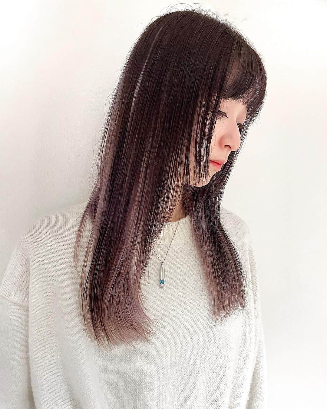 夏目璃乃のインスタグラム：「・ ・ NEW HAIRSTYLES💜💕 ・ ・ #夏目璃乃 #rinonatsume #ノーマルカメラ #04  #インナーカラー #ラベンダーカラー #머리 #머리스타그램  #긴머리 #미용실 #헤어컬러링 #트리트먼트 #hair #haircolor #style」