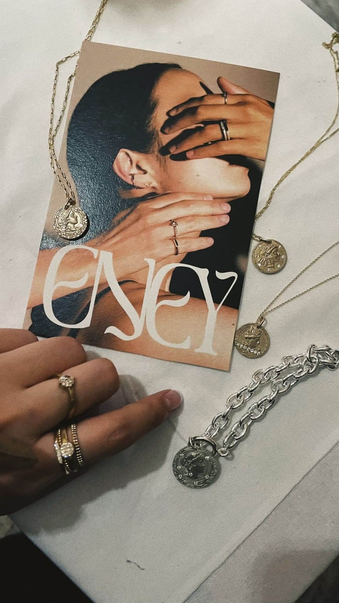 JUNNAのインスタグラム：「LIVE with @yokotagami628   @eney_jewelry  POP UP STORE 新宿伊勢丹 本館2  2Ｆイーストパーク 1月25日まで開催中  https://eney.jp  三越伊勢丹リモートショッピング、お電話注文にてコインジュエリーもお求めいただけます🤍  #eney_jewelry #eney #新宿伊勢丹」