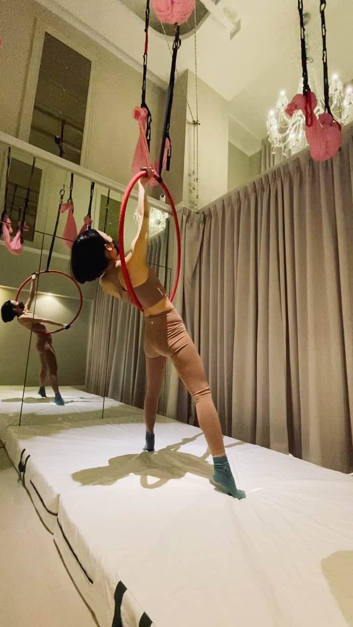 特蕾沙（Teresa）のインスタグラム：「燃燒自己的肌肉啊🔥  #第2次快樂的空環課 #深感沒有前面一年練空瑜的經驗直接做這個真ㄉ會ㄙ #這次會痛幾天呢🤣 #痛並快樂著❤️‍🔥  #特特的練飛日記」