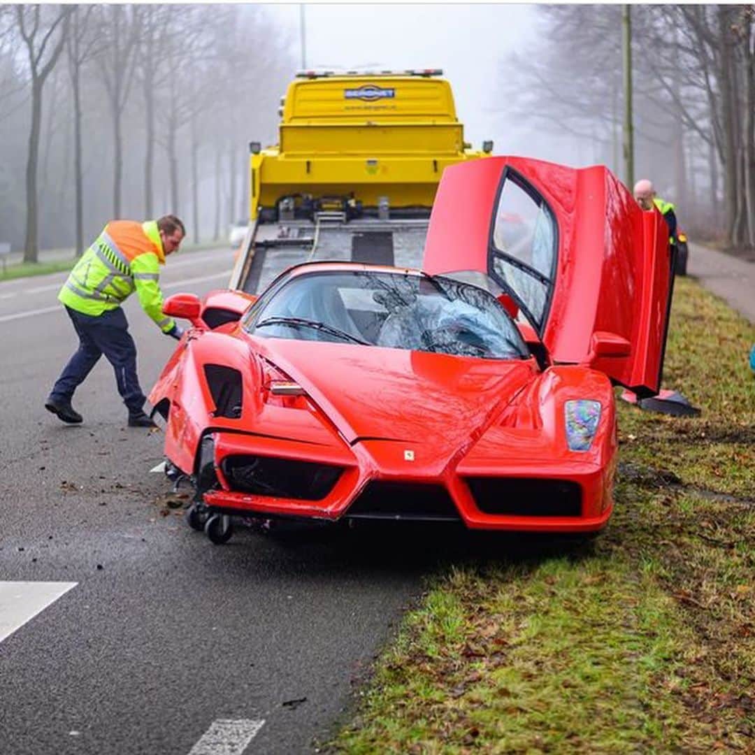 Amazing Carsさんのインスタグラム写真 - (Amazing CarsInstagram)「Not a great day for this Ferrari Enzo!  Photo via: @european_carshots   #Ferrari #Enzo #FerrariEnzo #Crash」1月19日 22時34分 - amazingcars247