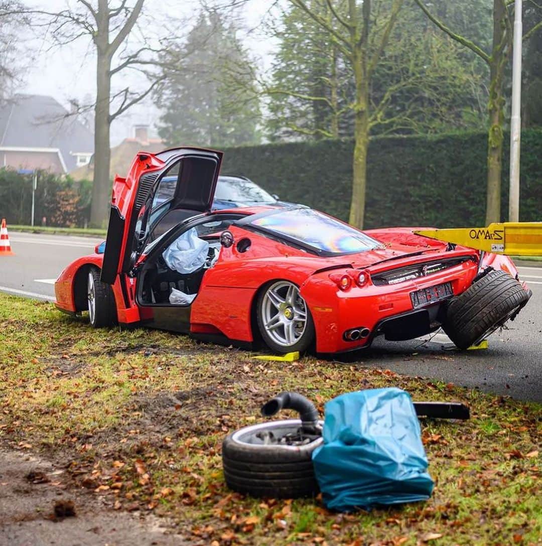 Amazing Carsのインスタグラム：「Not a great day for this Ferrari Enzo!  Photo via: @european_carshots   #Ferrari #Enzo #FerrariEnzo #Crash」