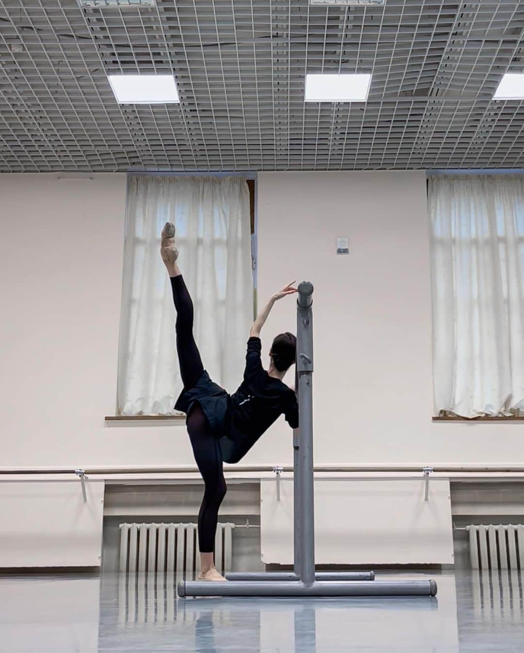 マリア・コーレワさんのインスタグラム写真 - (マリア・コーレワInstagram)「Meet me at the barre 🖤」1月19日 23時01分 - marachok