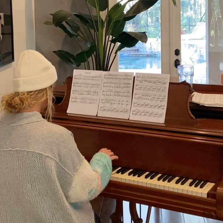 エリザベス・バイゼルのインスタグラム：「Debussy you dirty dog composing such a beautifully difficult piece but I love you for it. 🌙😵‍💫」