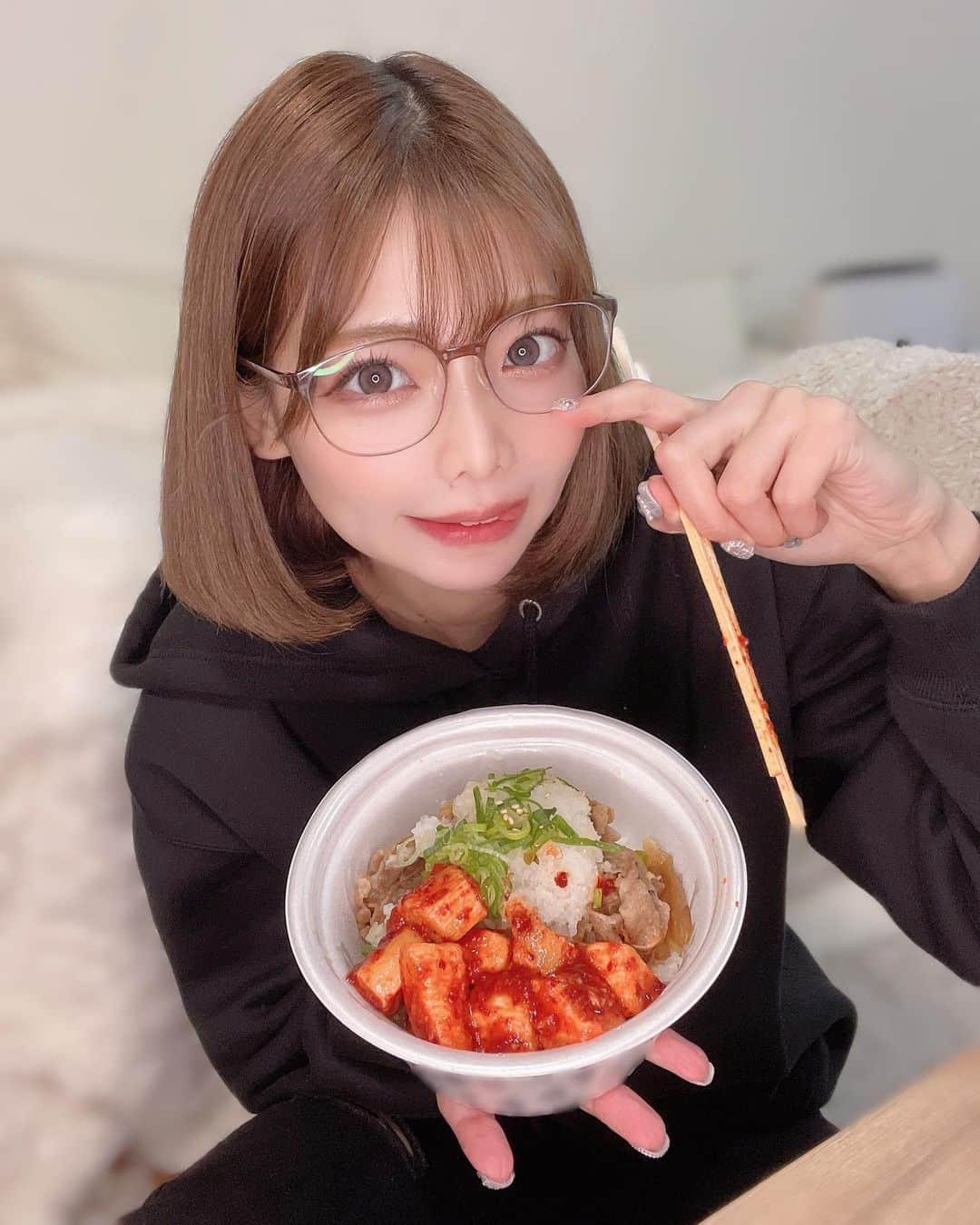 米倉みゆさんのインスタグラム写真 - (米倉みゆInstagram)「牛丼にはキムチでしょ？！ · · 白菜キムチ、たらこキムチ、セロリキムチ、カクテキ、山芋キムチ の5点セット食べた🙉❤️‍🔥❤️‍🔥 · 焼肉とかいっても絶対キムチは頼んじゃう。辛いの大好き！ · その中でも山芋キムチ美味しすぎだ～🥺✨✨✨お気に入り！ · · · · · · · #もぐもぐする米倉  #山田商店 #お取り寄せグルメ #韓国キムチ #白菜キムチ #たらこキムチ #冬野菜 #グルメ好きな人と繋がりたい #グルメ女子 #グルメスタグラム #美味しい #美味しいご飯 #ご飯のお供 #牛丼 #部屋着 #ルームウェア #眼鏡女子 #めがね女子 #お家ごはん #ボブヘア #ボブ #ショート女子 #food #yummy #soulfood #happy #love #home #dinner #japanesegirl」1月20日 0時04分 - yone__miyu630