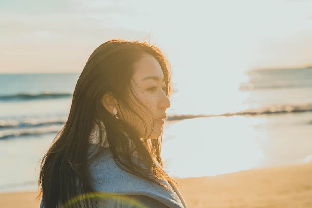 三輪晴香さんのインスタグラム写真 - (三輪晴香Instagram)「. . 冬の海🌊  風ビュービューだったけど キリリとした冬の冷たさと 海の匂いに包まれて 素敵な写真が撮れました📸  #海 #由比ヶ浜 #冬 #冬コーデ#ゆうやけ空 #ポートレート #photo #model」1月20日 0時20分 - miwamiwa4010