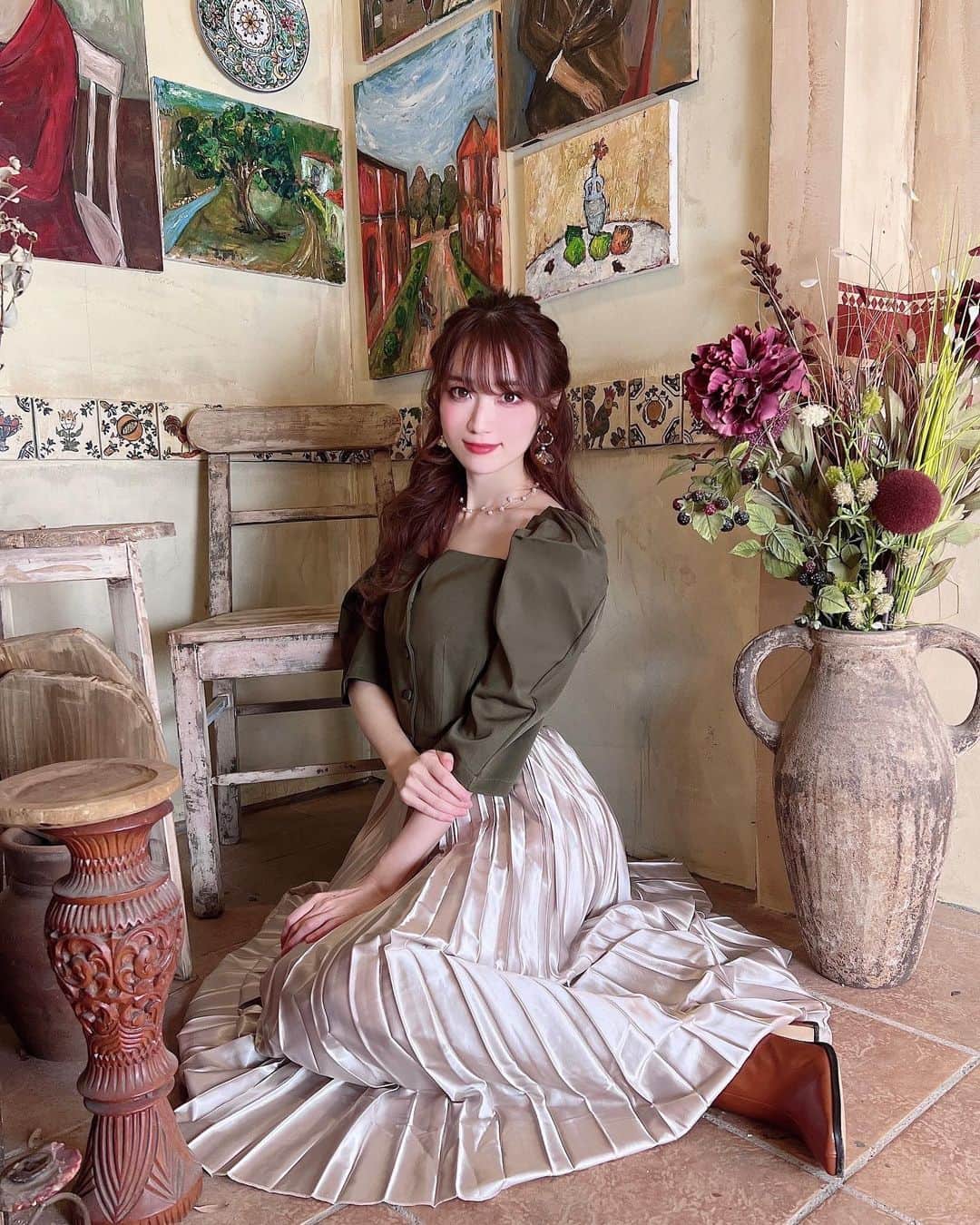 小越しほみさんのインスタグラム写真 - (小越しほみInstagram)「絵画がこんなにある スタジオってなかなかないよね🖼 ・ @stella_tokyo.jp のトップス スタジオの雰囲気にぴったりだった❤️‍🔥 ・ プリーツスカートは @grl_official  光沢が絶妙に撮影映えしてよきでした😌 ・ このコーデお気に入り🐈 ・ ・ ・ ・ ・ ・ ・ ・ #grl #grl購入品 #グレイル #グレイル購入品 #stellatokyo #プリーツスカート #プリーツスカートコーデ #パフスリーブ #撮影 #撮影会 #モーメント撮影会 #名古屋アンティークスタジオ #camel597 #名古屋 #名古屋撮影会 #名古屋スタジオ #japanesegirl #フレンチガーリー」1月20日 11時57分 - shihomi1129