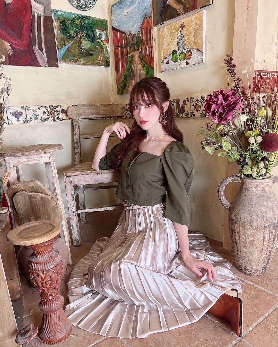 小越しほみさんのインスタグラム写真 - (小越しほみInstagram)「絵画がこんなにある スタジオってなかなかないよね🖼 ・ @stella_tokyo.jp のトップス スタジオの雰囲気にぴったりだった❤️‍🔥 ・ プリーツスカートは @grl_official  光沢が絶妙に撮影映えしてよきでした😌 ・ このコーデお気に入り🐈 ・ ・ ・ ・ ・ ・ ・ ・ #grl #grl購入品 #グレイル #グレイル購入品 #stellatokyo #プリーツスカート #プリーツスカートコーデ #パフスリーブ #撮影 #撮影会 #モーメント撮影会 #名古屋アンティークスタジオ #camel597 #名古屋 #名古屋撮影会 #名古屋スタジオ #japanesegirl #フレンチガーリー」1月20日 11時57分 - shihomi1129