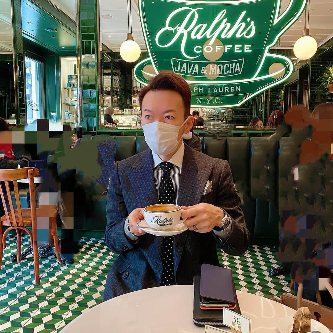 君島十和子さんのインスタグラム写真 - (君島十和子Instagram)「Ralphscoffe☕️🥪🍽  ここのカフェは… よっぽどの嵐💨☔️以外 ドアが開放してあるので「寒さ対策」でラルフローレンの象徴の様な "ケーブルニット"を ジャケットの上から プロデューサー巻き🤣 スカートはプリーツが深くて動くたびにバラランバラランという流れが美しい プリーツスカート @seventenbymihokawahito   ベースの全粒粉パンが カリッと香ばしくトーストされている！ アボカド🥑トーストを頂いてます。  社長コーデは「水玉」 ネクタイと靴下でリンク して真面目な中にもお茶目ポイント😆 #ralphscoffee  #ある日の昼休み #ポテチは残して🙏🏻🙇‍♀️ #Ralph縛り #マスクは @toryburch #ftcbeauty  #君島十和子」1月20日 12時05分 - ftcbeauty.official