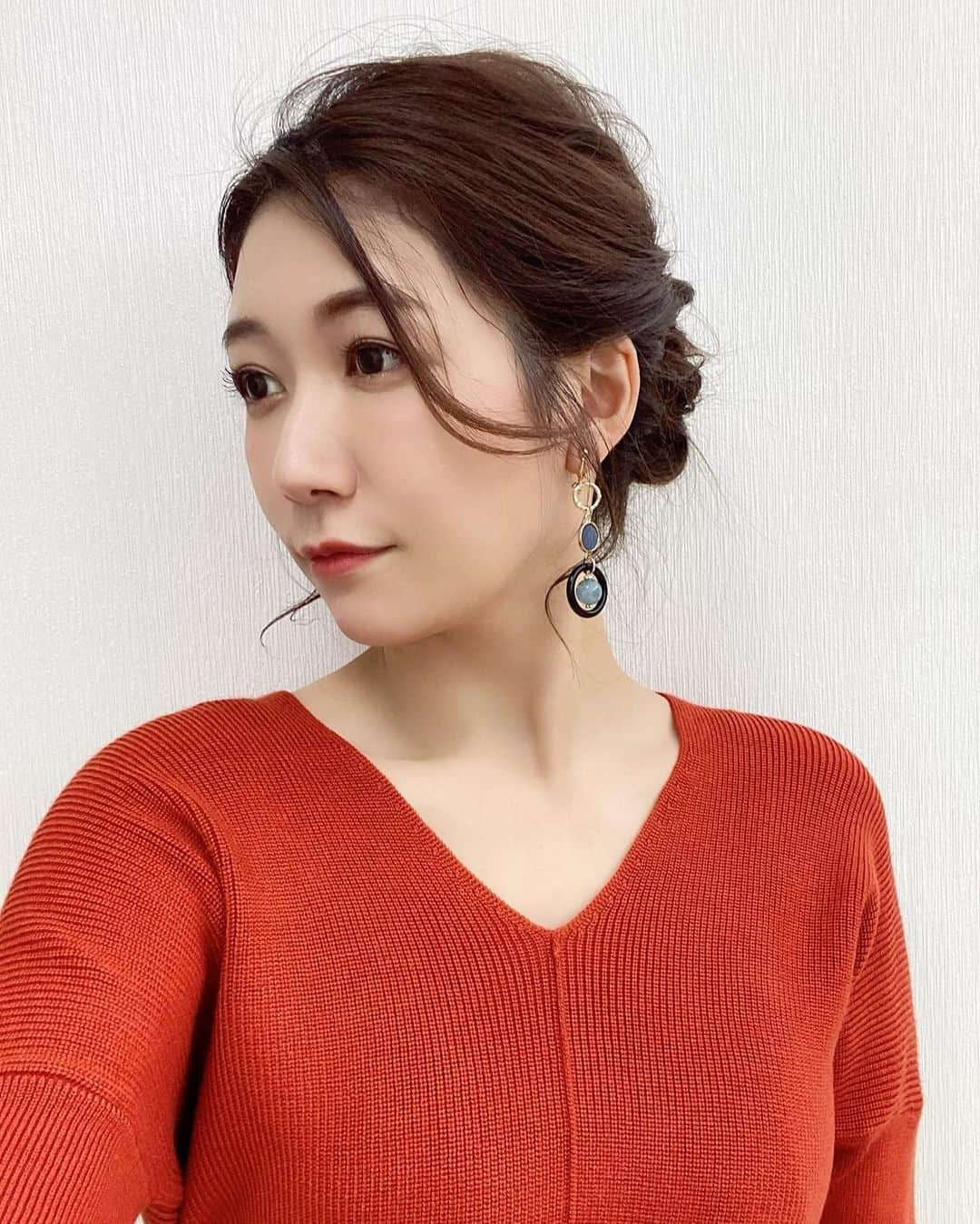 穂川果音さんのインスタグラム写真 - (穂川果音Instagram)「hairstyle  アップヘアだよ😊  #hairstyle #hairarrange #アップヘア　#アベプラ　#abematv #アップスタイル　#イヤリング　#earrings   #穂川果音  #気象予報士　#下めアップ  #綺麗めアレンジ 　#まとめ髪　#お天気キャスター」1月20日 12時17分 - hokawakanonn