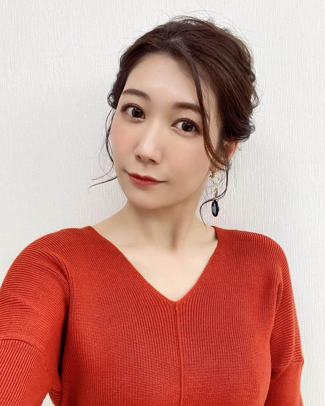 穂川果音さんのインスタグラム写真 - (穂川果音Instagram)「hairstyle  アップヘアだよ😊  #hairstyle #hairarrange #アップヘア　#アベプラ　#abematv #アップスタイル　#イヤリング　#earrings   #穂川果音  #気象予報士　#下めアップ  #綺麗めアレンジ 　#まとめ髪　#お天気キャスター」1月20日 12時17分 - hokawakanonn