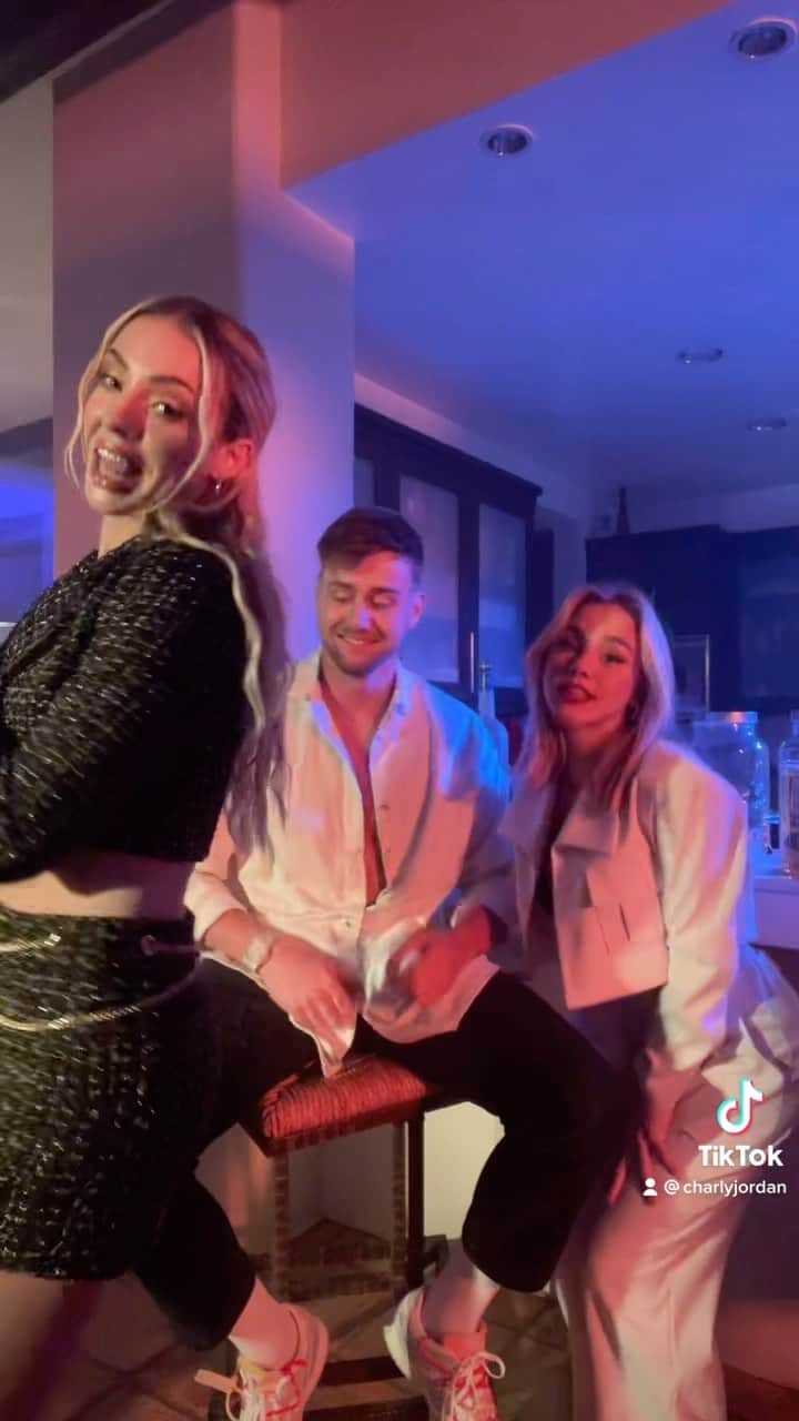 チャーリー・ジョーダンのインスタグラム：「Presave link for my new single Innerbloom dropping January 28 in my bio! I had so much fun filming this music video! Who’s playing who’s love interest 👀」