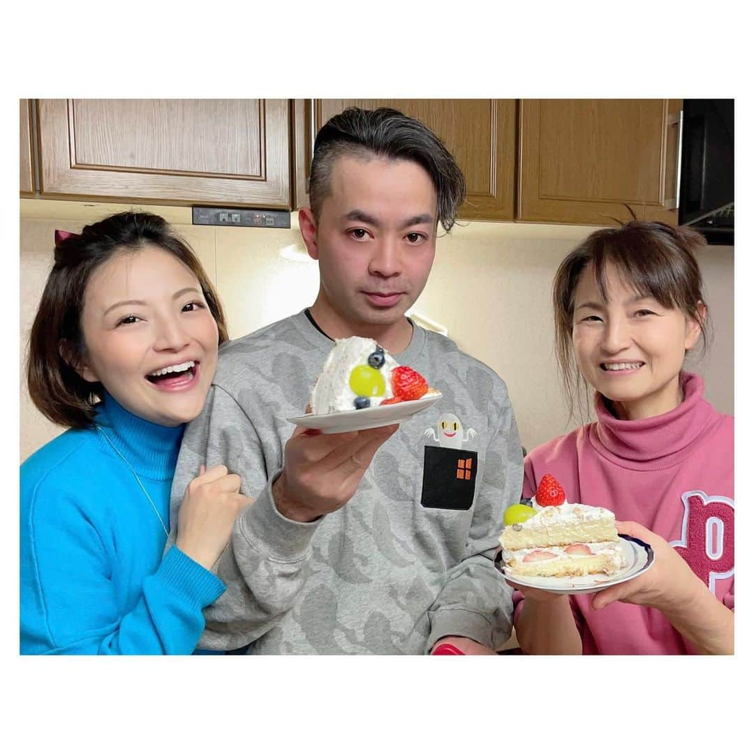 きのせひかるのインスタグラム：「ジェンダーリビールケーキ  ってご存じですか〜❓  ケーキの中身で  おなかにいる赤ちゃんの性別を報告するというもの🧚‍♀️  私は自分が妊娠するまで知らなくて  先輩ママさんの𝕝𝕟𝕤𝕥𝕒𝕘𝕣𝕒𝕞で初めて知ったの🎉  イベント大好き人間としてはぜひやってみたいと  ママルンバに相談したところ  ママルンバがお正月に作ってくれて🎂  親戚一同の前で発表できたよーっ🥳  ケーキの具材(フルーツ)が  イチゴだったら女の子🍓  マスカットだったら男の子🍈  こんなワタクシ事かつ自己満な催しに付き合ってくれた  親戚一同に感謝🤣💦  動画をご覧くださったそこのアナタも  ありがとうございます、恐縮です🙏  それにしても。  産休入って映画会員やめてバイク売ったら  わたしの世界、見事に〝妊娠〟だけになった…🤰💭  . . . #ジェンダーリビールケーキ #ジェンダーリビール  #手作りケーキ #親子三世代 #性別発表  #女の子ママ #女の子パパ #女の子baby  #初マタ #プレママ #新米主婦  #プレママさんと繋がりたい #初マタさんと繋がりたい  #大阪出身 #東京在住 #デコレーションケーキ  #産休 #育休 #個人事業主 #一人親方  #年の差婚 #年の差夫婦 #新婚生活  #婚活 #スピード婚 #胎動激しい #33w #妊娠後期 #安定期 #pregnant」