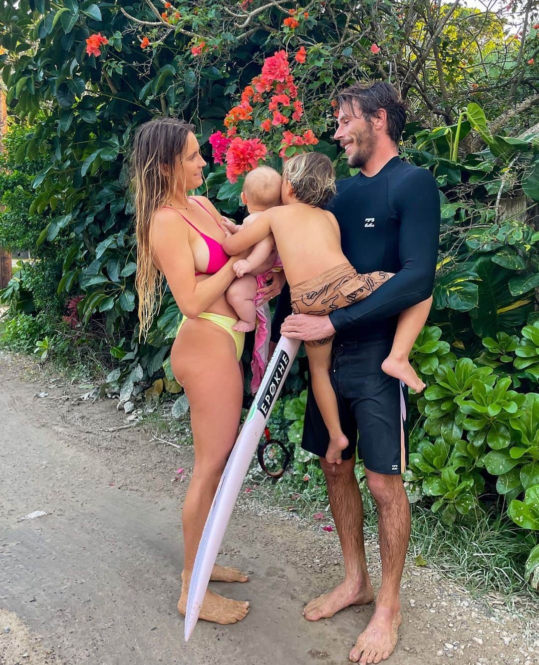 アラナ・ブランチャードのインスタグラム：「Our little family 🌺 Banks always smothering Koda with cuddles. Can’t wait to see them grow together 😌」