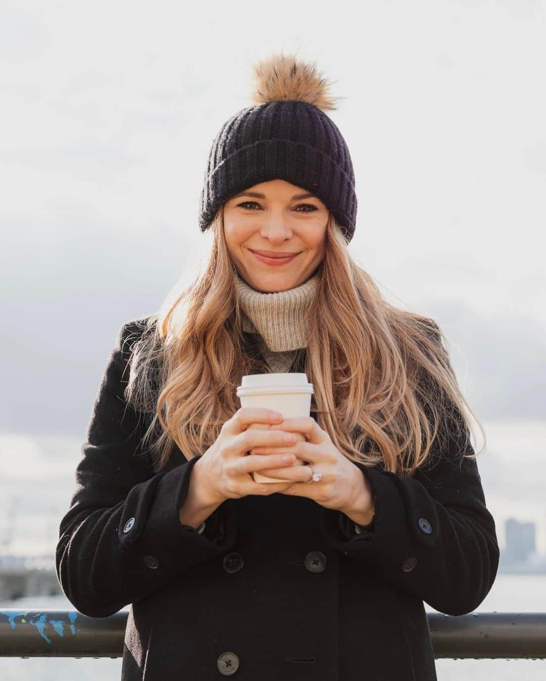 ダニエル・パナベイカーのインスタグラム：「Can’t keep it to myself anymore, swipe to see what's keeping me smiling!」