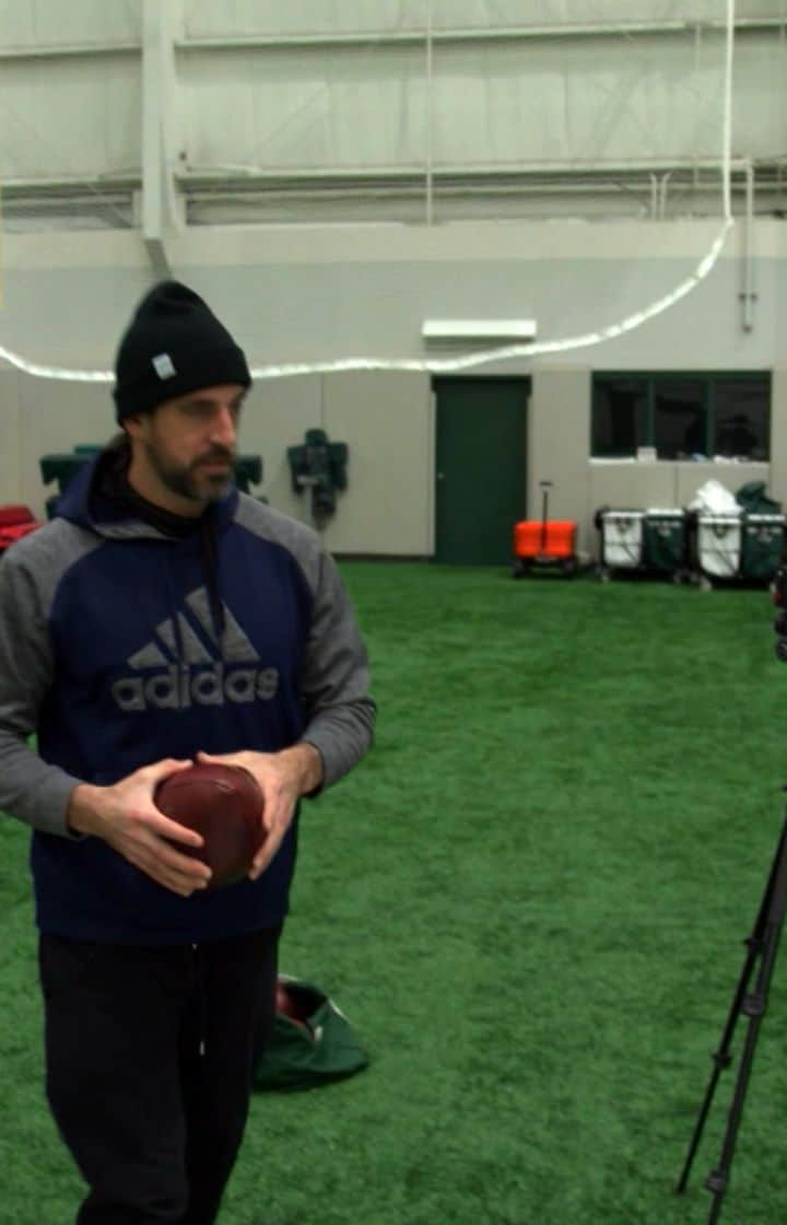 アーロン・ロジャースのインスタグラム：「🚨 INTRODUCING DRONE JEOPARDY 🚨 My duuuuuuuude @aaronrodgers12 tests his Hall of Fame arm in a game of @jeopardy that soars to new heights. @djiglobal @packers @sportsnet   FULL VIDEO IN THE BIO  . . . #Drones #jeopardy #packers  #Aaron Rodgers」