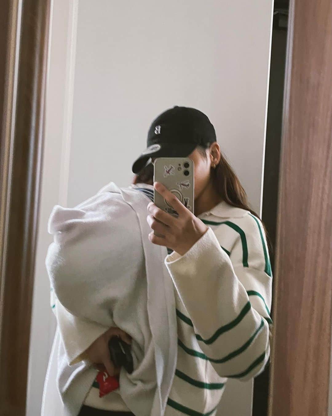小屋春菜のインスタグラム：「寒すぎてダウンを着ても寒いから もう何も着てない。🏆」