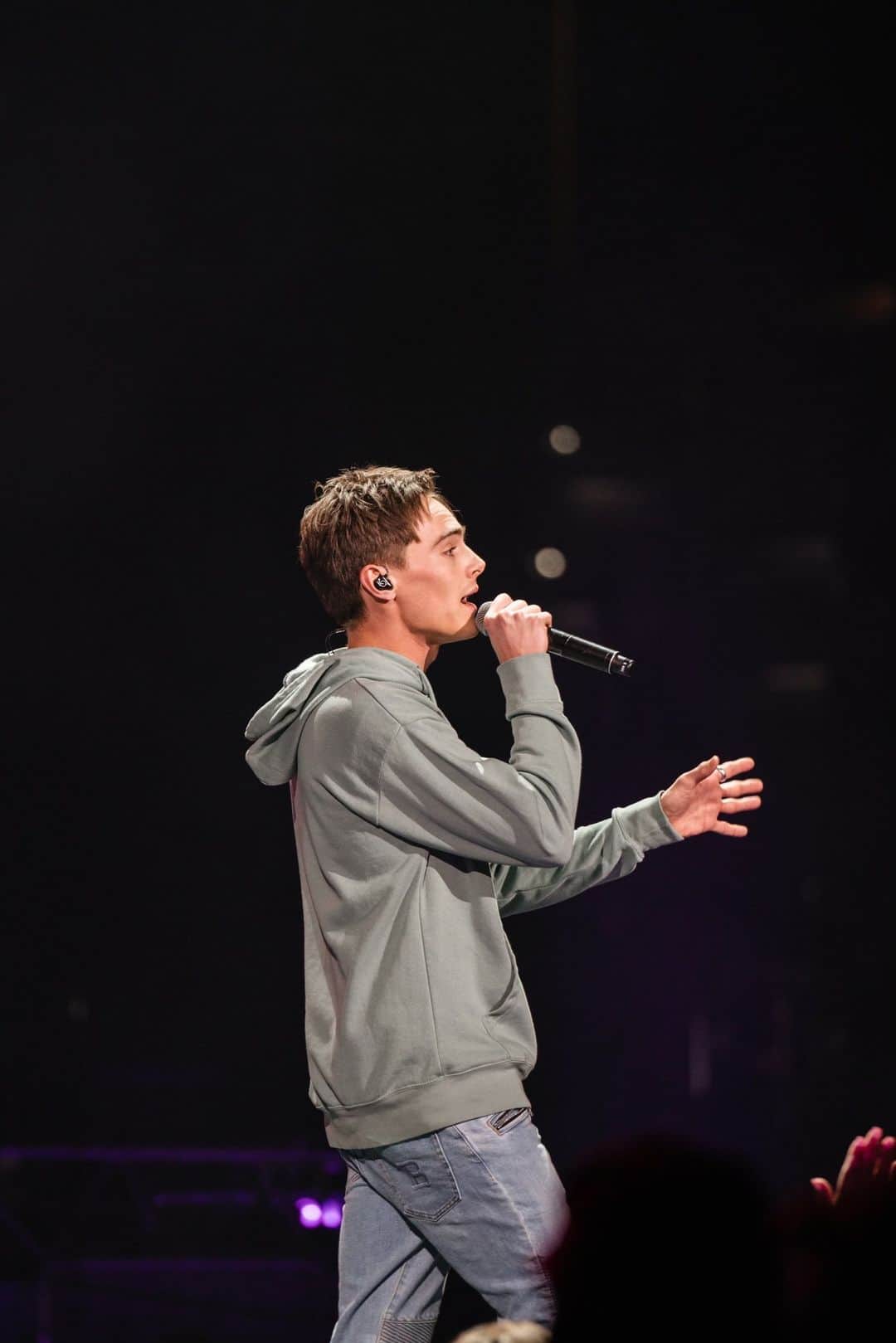 ケビン・クインのインスタグラム：「Touring is tough, but the people I’ve met and the music we’ve shared have made the @winterjamtour such an amazing ride so far. Hope to see you guys in your city! ❤️ #WJ22 #WinterJam22 #MadBlessed  Photo: @tylerebutler」