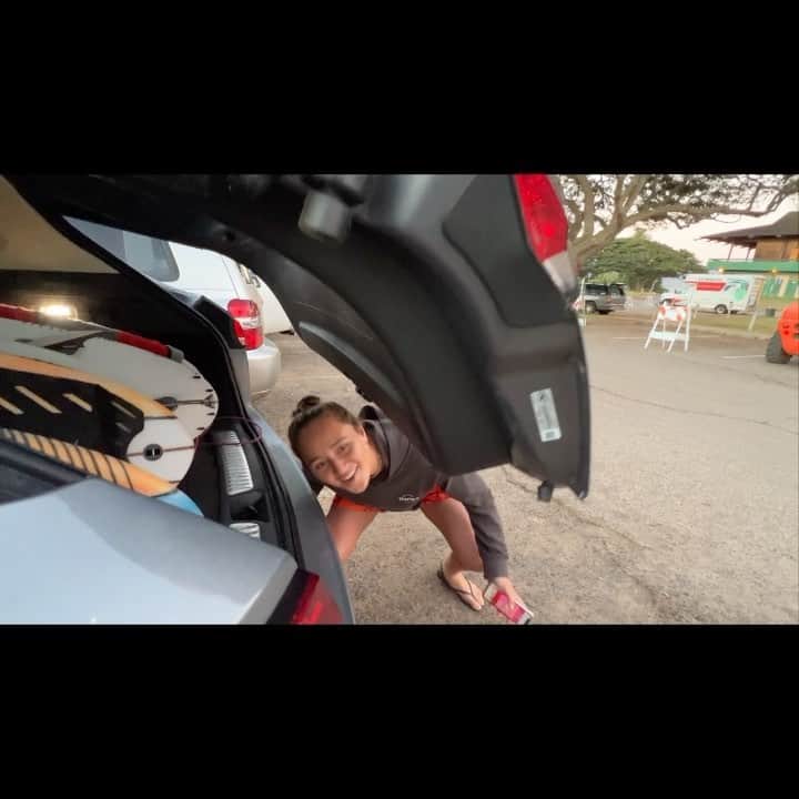 カリッサ・ムーアのインスタグラム：「Hope this makes you giggle a little. Been waiting to use this silly clip @swellpatrol captured in the Haleiwa parking lot weeks back pre-surf with @cleanfeetfreak practicing my doggie door exit with my @gmchonolulu #buickenvision haha @vanstriplecrownsurf #vtcs video/ @swellpatrol」