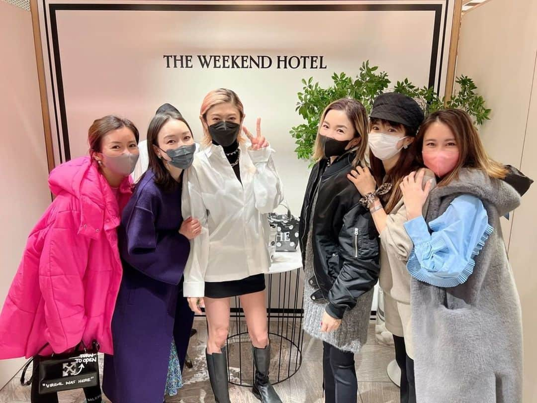 山田優さんのインスタグラム写真 - (山田優Instagram)「@the_weekend_hotel  のISETANでのPOPUPの初日に 参加させていただきました！  コラボさせていただいた商品と一緒に 皆と撮影👀📷️✨  来てくださった皆様嬉しかったです、ありがとうございました‼️  ISETANコラボもカラフルで可愛かった❤️  そして、今まで目の前で見れなかった商品も手にとってみれるので、この機会に是非足を運んでみてください🍀  １月２５日までやっています✨  @isetan_shinjuku  #theweekendhotel #theweekendhotelisetanshinjuku1st」1月20日 9時24分 - yu_yamada_