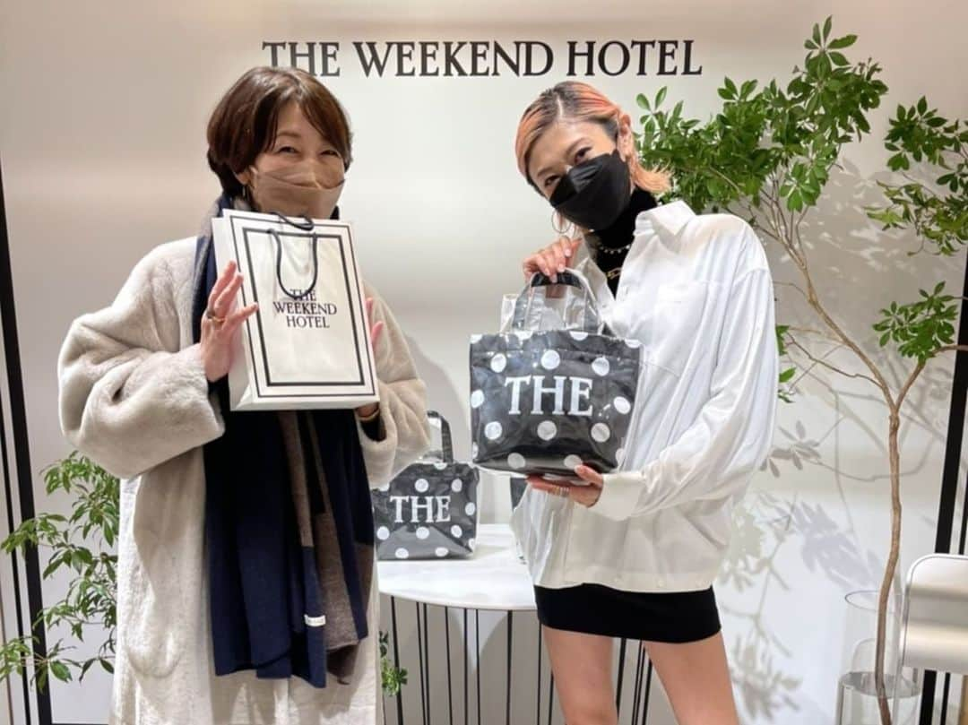 山田優さんのインスタグラム写真 - (山田優Instagram)「@the_weekend_hotel  のISETANでのPOPUPの初日に 参加させていただきました！  コラボさせていただいた商品と一緒に 皆と撮影👀📷️✨  来てくださった皆様嬉しかったです、ありがとうございました‼️  ISETANコラボもカラフルで可愛かった❤️  そして、今まで目の前で見れなかった商品も手にとってみれるので、この機会に是非足を運んでみてください🍀  １月２５日までやっています✨  @isetan_shinjuku  #theweekendhotel #theweekendhotelisetanshinjuku1st」1月20日 9時24分 - yu_yamada_