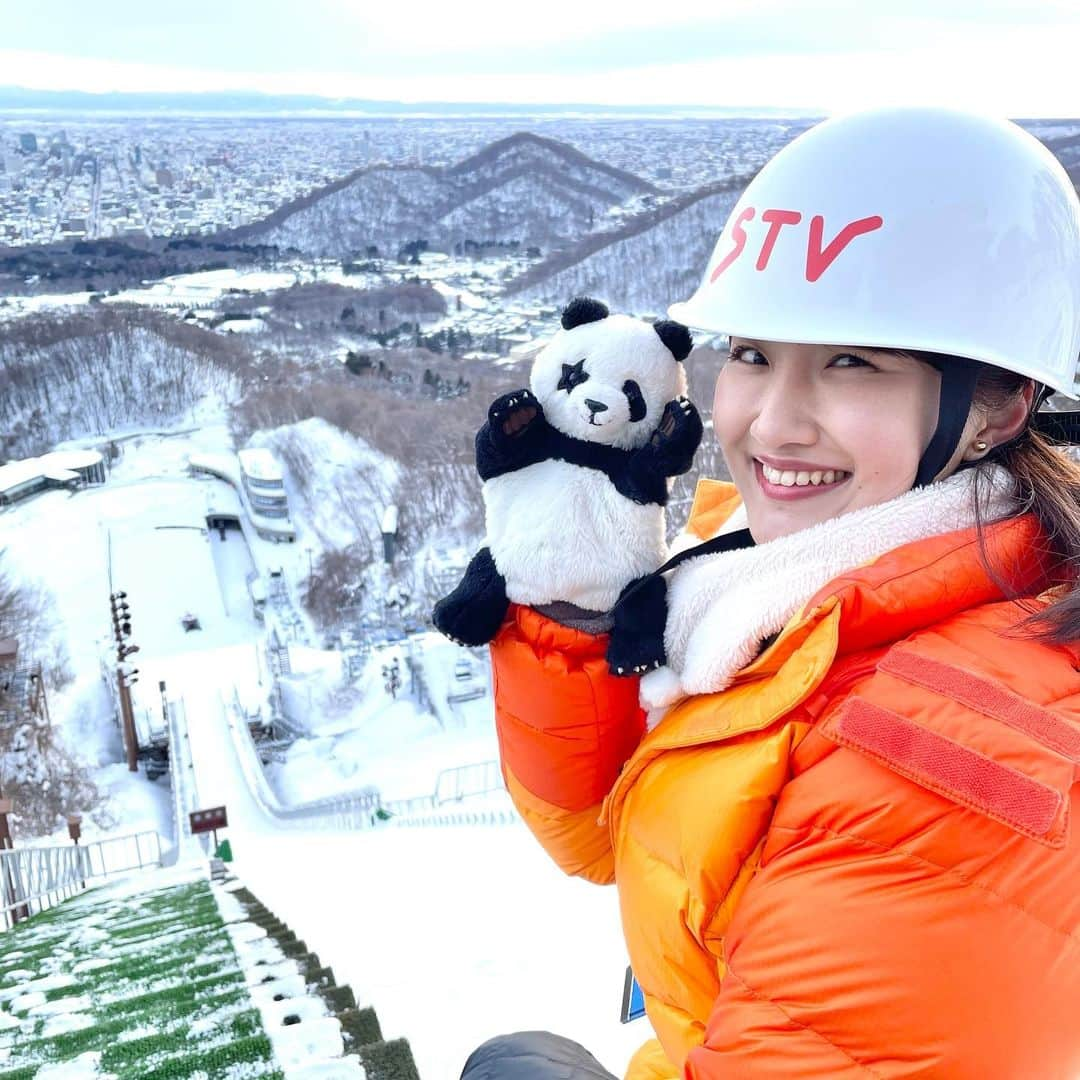 札幌テレビ「どさんこワイド朝」のインスタグラム：「怖いけれど絶景！ けさは西尾アナが #ZIP! の中継に出演！札幌の大倉山ジャンプ競技場からの眺めを全国にお伝えしました！  選手が飛ぶ前に座るスタート台に座った西尾アナ「足がつかなくてめっちゃ怖い💦💦」とのことでしたがどうです？この眺め！  #西尾優希 #星星 #大倉山ジャンプ競技場 #女性アナ初？ #安全第一」