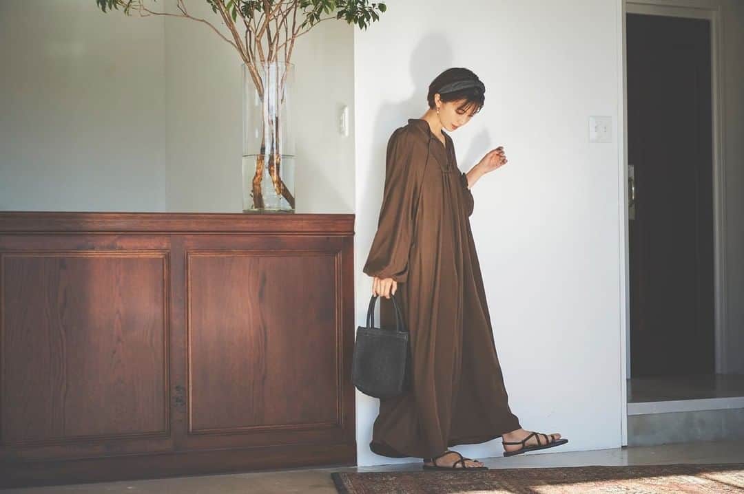 安田美沙子さんのインスタグラム写真 - (安田美沙子Instagram)「ワンピース👗 こちらは2年前に再販してもすぐ売り切れた、大切な思い出のワンピース。  袖をゴムに変えたり、クビに細いリボンを付けたり。 バックにギャザーを足して、布の広がりを少し細身に作り替え。。 また新しく生まれ変わりました😭🤍  こちらは6色で、サイズは4展開✨  ブラック モカ ライムイエロー ブラック花柄 ブラウン ネイビーブルー  リサイクルサテンマキシワンピース 商品番号　135663 税込 6,999円  販売はコチラ。 ストーリー、ハイライトにも貼り付けます。 https://reedit.jp/item/135663.html  #spring #collaboration  #shirts #ootd #clothes  #wear #oversize #menslike #reedit」1月20日 10時30分 - yasuda_misako