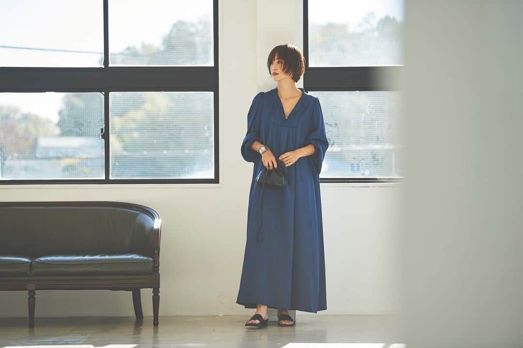 安田美沙子さんのインスタグラム写真 - (安田美沙子Instagram)「ワンピース👗 こちらは2年前に再販してもすぐ売り切れた、大切な思い出のワンピース。  袖をゴムに変えたり、クビに細いリボンを付けたり。 バックにギャザーを足して、布の広がりを少し細身に作り替え。。 また新しく生まれ変わりました😭🤍  こちらは6色で、サイズは4展開✨  ブラック モカ ライムイエロー ブラック花柄 ブラウン ネイビーブルー  リサイクルサテンマキシワンピース 商品番号　135663 税込 6,999円  販売はコチラ。 ストーリー、ハイライトにも貼り付けます。 https://reedit.jp/item/135663.html  #spring #collaboration  #shirts #ootd #clothes  #wear #oversize #menslike #reedit」1月20日 10時30分 - yasuda_misako