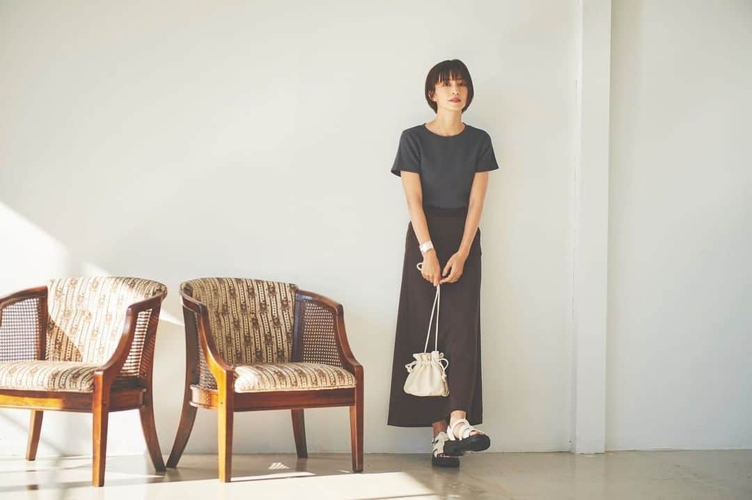 安田美沙子さんのインスタグラム写真 - (安田美沙子Instagram)「スカート。  「ちょうど良いスカート」 を作りました。 台形で、ほどよいストレッチ。 ハイウェストなのでインもアウトもし易い、ポケット付きスカート。 肌ざわりが良く、落ちる感じの美しいスカート。  ブラック イエロー ブラウン  サイズは5展開になります！  リサイクルツイルマーメイドナロースカート 商品番号　135662 税込 3,979円  販売はコチラ。ハイライト、ストーリーにも貼り付けます。 https://reedit.jp/item/135662.html  #spring #collaboration  #shirts #ootd #clothes  #wear #oversize #menslike #reedit」1月20日 10時38分 - yasuda_misako