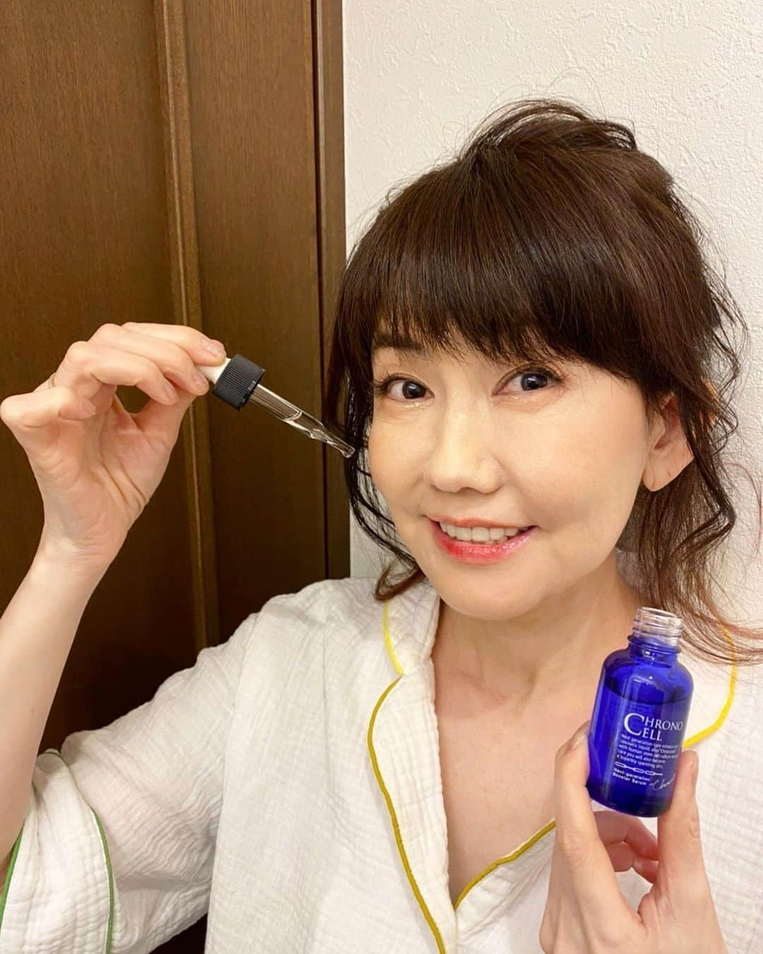 松本伊代さんのインスタグラム写真 - (松本伊代Instagram)「愛用させて頂いている美容液 「#クロノセル」  サラッとしていてのびがよく、 後に使うスキンケアとの相性は抜群◎ 乾燥が気になる今の時期は、 これをつけて、 化粧水をたっぷり重ねづけすると、 翌朝はお肌がもっちりしっとり💕  スポイトタイプで、 出し過ぎず、 衛生的なのもオススメです。  @chronocell_ #クロノセル #CHRONOCELL #土台美容液 #導入美容液 #エイジングケア #pr」1月20日 10時38分 - iyo14_official