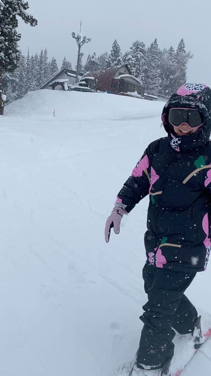 長澤メイのインスタグラム：「何年ぶりのスノボ🏂も ちょい滑れて 楽しかった☃️💕  動画はよかったら 最後にオチがあるから 見てね😂💖笑 #爆笑 #一回転」