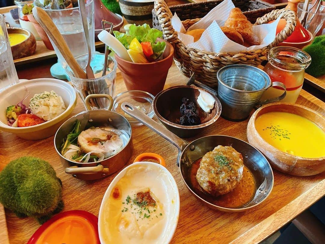 大森万梨乃のインスタグラム：「ㅤㅤㅤ ㅤㅤㅤ 先日 佐鳴湖で発見した #リヴォイスのプレートランチ  ㅤㅤㅤ ハンバーグにグラタンにパンに… 好きなものが一気に食べられるって嬉しい🤤笑 ㅤㅤㅤ #浜松ランチ #佐鳴湖ランチ #浜松カフェ #リヴォイス」