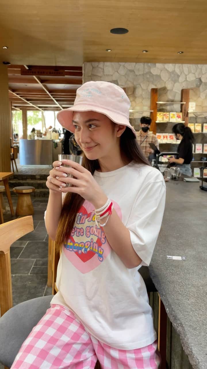 インヤのインスタグラム：「กาแฟอร่อย☑️ สถานที่สวย☑️ ราคาน่ารัก☑️ แวะไปเช็ดอิน☑️  เดียวไปเชียงใหม่อีกจะไปลองสาขาอื่น 🤍」