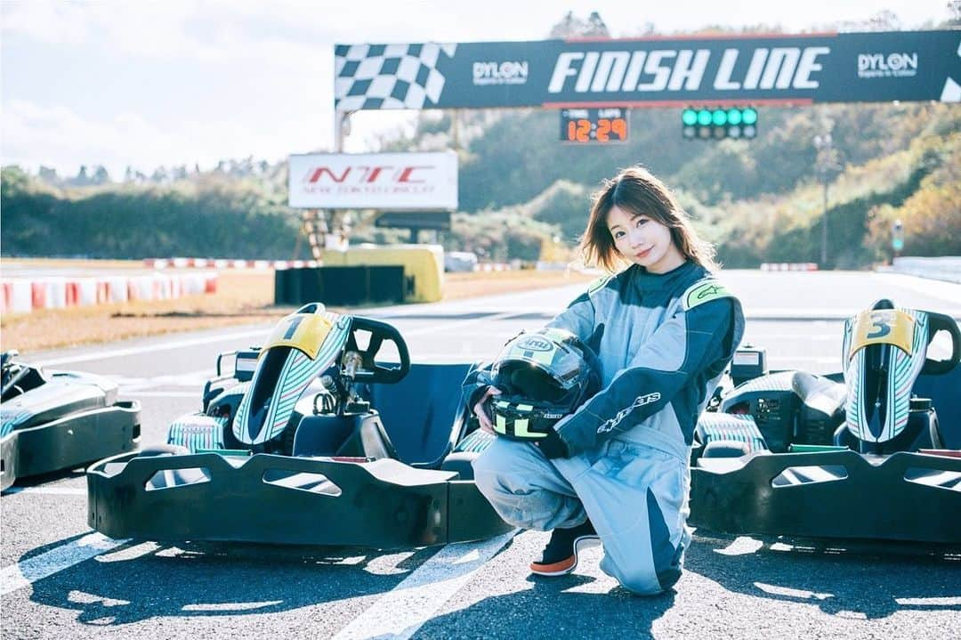 山内あいなさんのインスタグラム写真 - (山内あいなInstagram)「カーセンサー本日発売🚗💨  今回は初のゴーカートに挑戦したよ😉ヘルメット全身装備の写真じわる🤣🤣笑 是非チェックしてね✨✨✨  #カーセンサー #ゴーカート #新東京サーキット #サーキット」1月20日 20時49分 - ainayamauchi3131