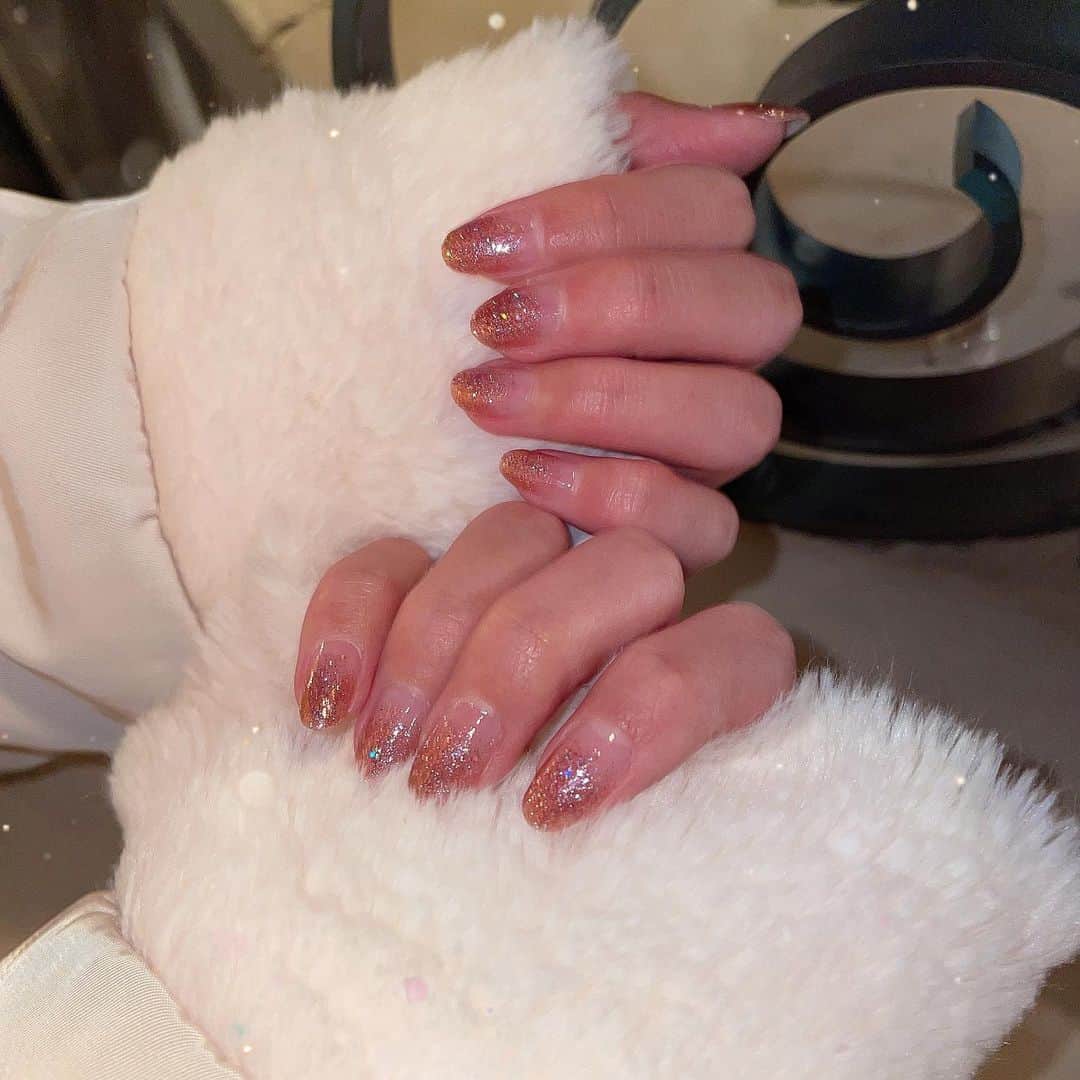 のインスタグラム：「今のネイルがお気に入りすぎるので 久しぶりのネイル投稿💅 . CANMAKE カラフルネイルズ N25 カシスソーダ🥤で グラデーションした🥺❤️‍🔥ｶﾜｲｲ . 多色ラメぎゅうぎゅうだから どの角度で見ても可愛い〜 . . #kyatonails #nail #セルフネイル  #canmake #キャンメイク #ネイル #カラフルネイルズ #カシスソーダ  #グラデーションネイル #ラメグラデーションネイル」